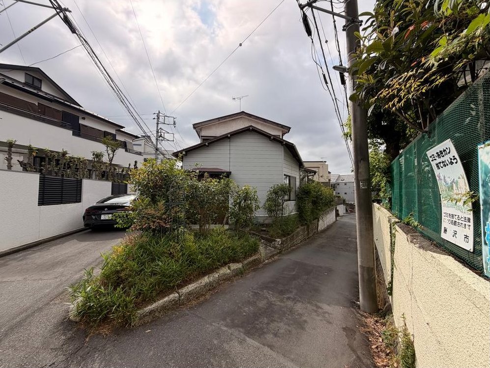 [Kugenuma Sakuragaoka] A sunny corner lot on a hill. Three stations and three train lines are within walking distance, and you can have a custom-designed home on approximately 46 tsubo (approx. 152 sq m). &mdash; photo 1
