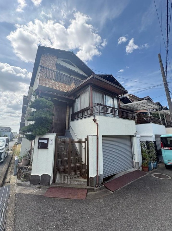 5DK detached house with 2-car garage (southeast corner lot) in 4-chome, Ohasu, Higashi-Osaka City &mdash; photo 1