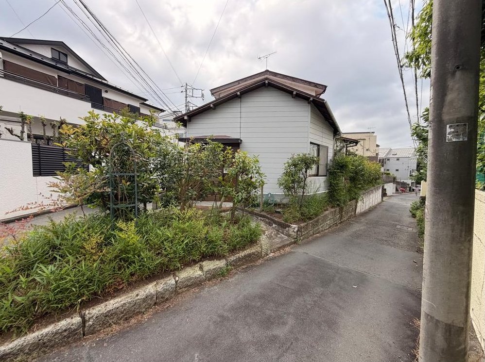 [Kugenuma Sakuragaoka] A sunny corner lot on a hill. Three stations and three train lines are within walking distance, and you can have a custom-designed home on approximately 46 tsubo (approx. 152 sq m). &mdash; photo 3