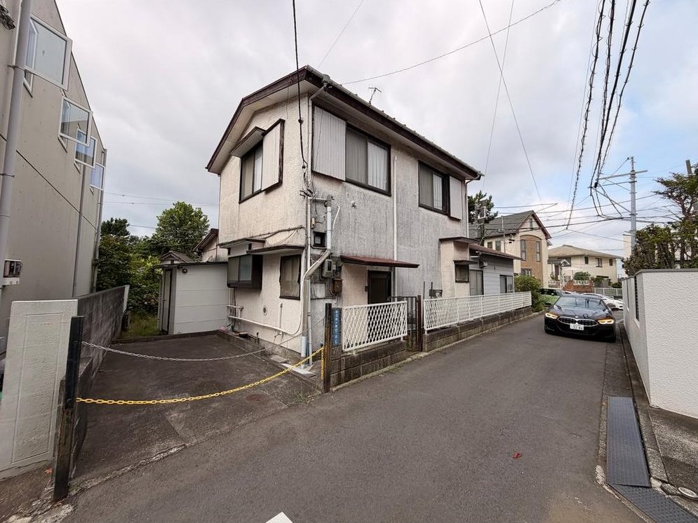 [Kugenuma Sakuragaoka] A sunny corner lot on a hill. Three stations and three train lines are within walking distance, and you can have a custom-designed home on approximately 46 tsubo (approx. 152 sq m). &mdash; photo 5