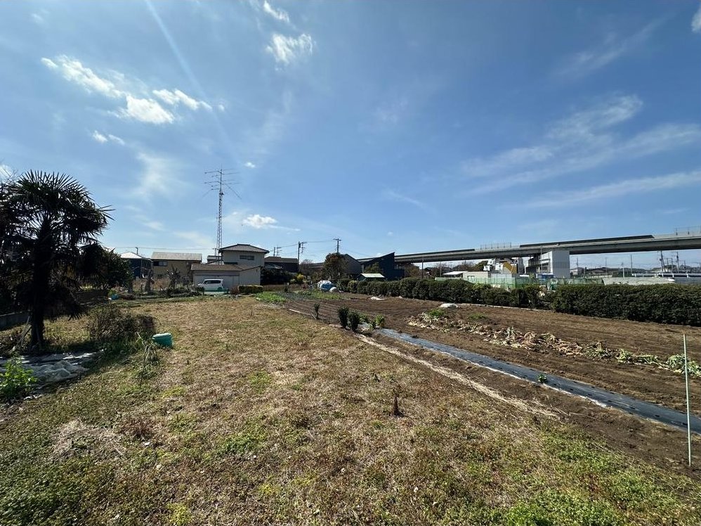 An outdoor-like living environment with a spacious 51-tsubo (approx. 162 sq m) plot of land - build with your preferred house builder. &mdash; photo 3
