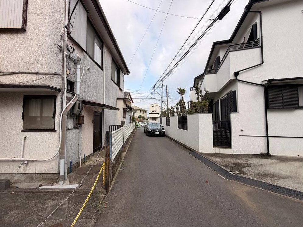 [Kugenuma Sakuragaoka] A sunny corner lot on a hill. Three stations and three train lines are within walking distance, and you can have a custom-designed home on approximately 46 tsubo (approx. 152 sq m). &mdash; photo 4
