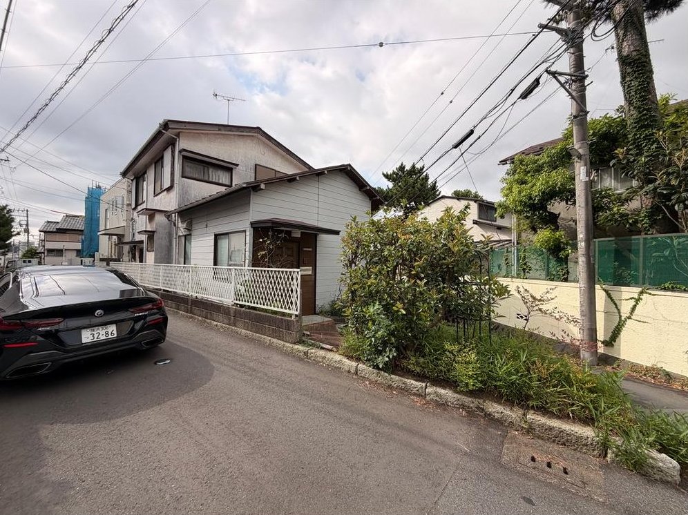 [Kugenuma Sakuragaoka] A sunny corner lot on a hill. Three stations and three train lines are within walking distance, and you can have a custom-designed home on approximately 46 tsubo (approx. 152 sq m). &mdash; photo 7